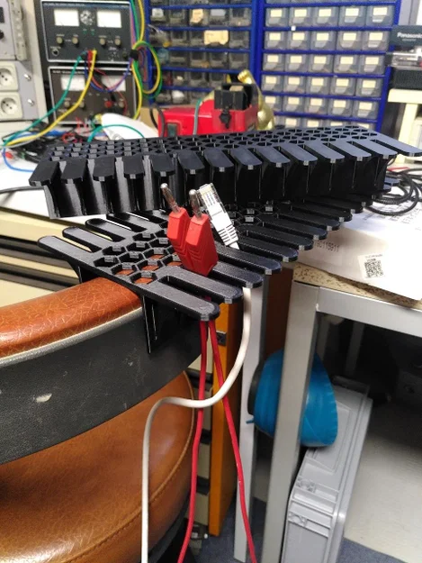 Giá treo cáp cho vách ngăn bàn làm việc (Cubicle wall cable rake) - Image 1