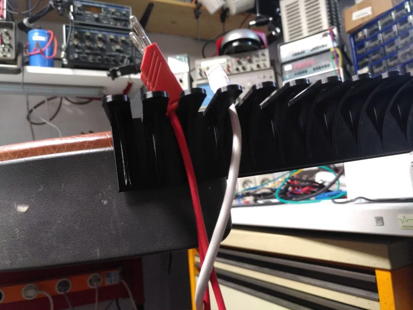 Giá treo cáp cho vách ngăn bàn làm việc (Cubicle wall cable rake) - Image 2