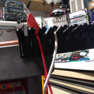 Giá treo cáp cho vách ngăn bàn làm việc (Cubicle wall cable rake)