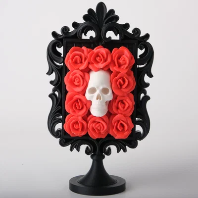 Tác phẩm điêu khắc khung đầu lâu hoa hồng (Rose Skull Frame Sculpture)
