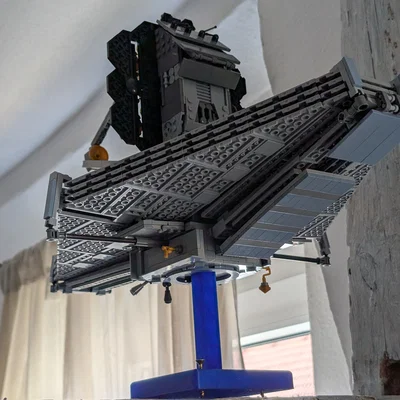 Chân đế trưng bày mô hình kính viễn vọng JWST Bluebrixx in 3D