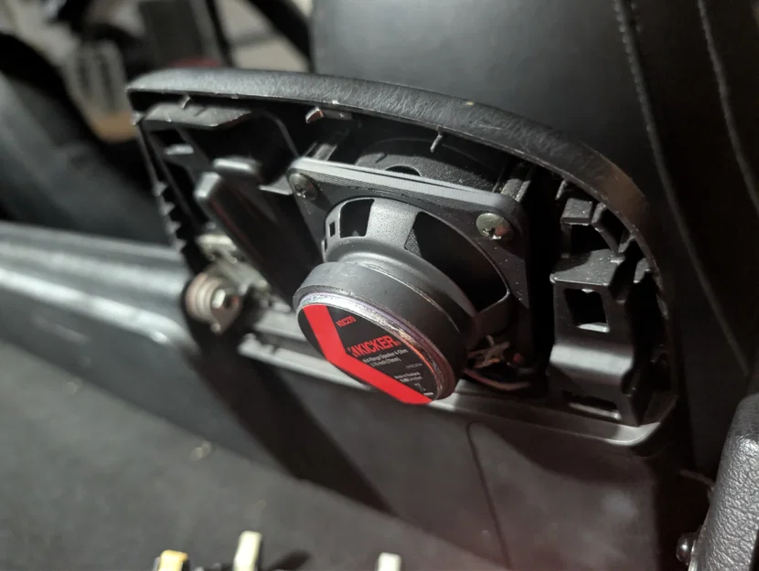 Adapter gắn loa Kicker KSC270 cho bộ chắn gió Miata - Image 1