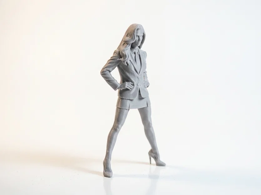 Mô hình tượng 3D cô nàng công sở tư thế anh hùng - Image 2