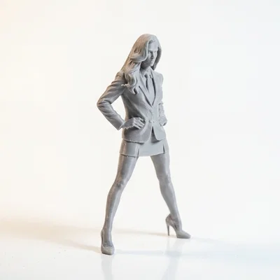 Mô hình tượng 3D cô nàng công sở tư thế anh hùng