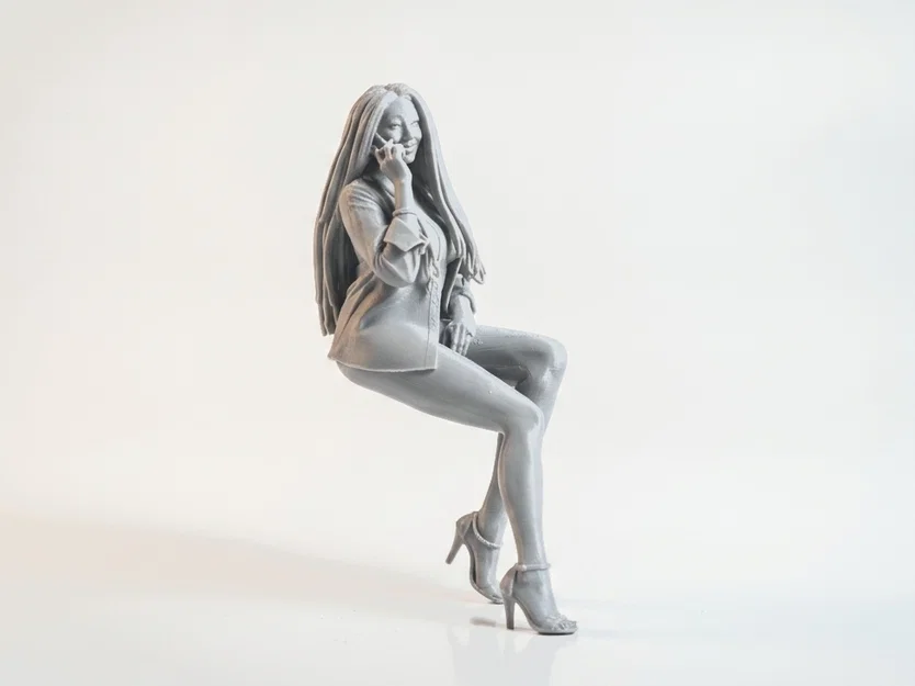 Mô hình 3D người phụ nữ ngồi điện thoại - Image 2