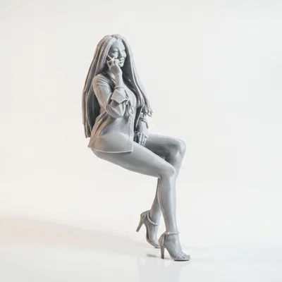 Mô hình 3D người phụ nữ ngồi điện thoại