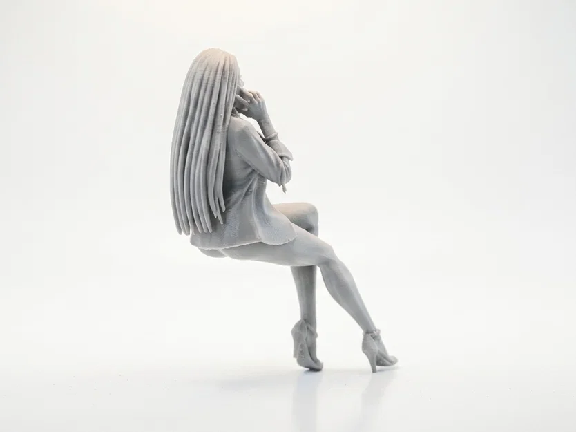 Mô hình 3D người phụ nữ ngồi điện thoại - Image 3