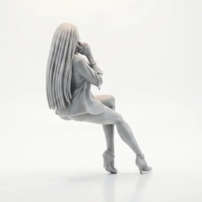 Mô hình 3D người phụ nữ ngồi điện thoại