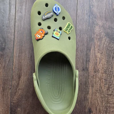 Jibbit Croc Charm hình bảng hiệu tàu điện ngầm London