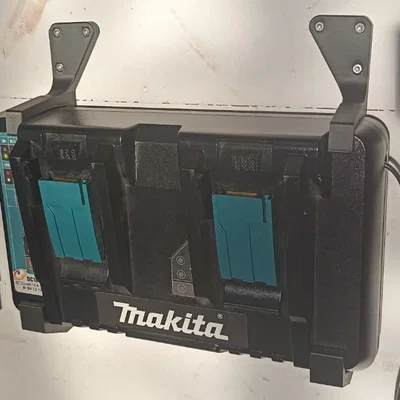 Giá treo tường cho bộ sạc Makita DC18RD