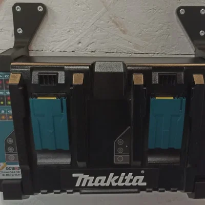 Giá treo tường cho bộ sạc Makita DC18RD