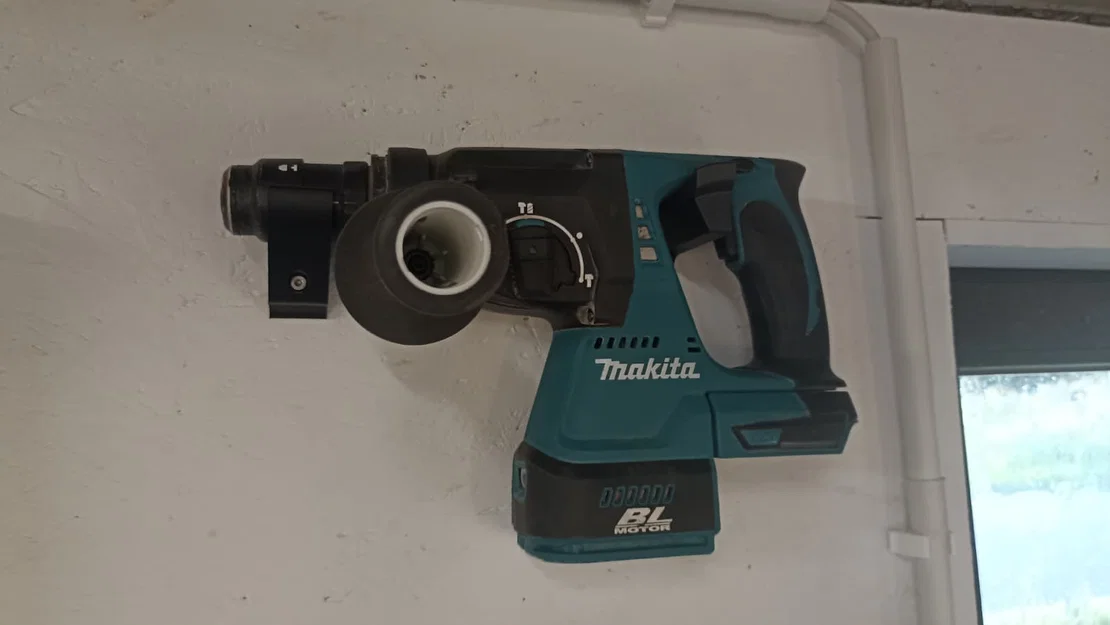 Giá treo tường cho máy khoan Makita DHR243 - Image 1