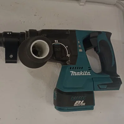 Giá treo tường cho máy khoan Makita DHR243