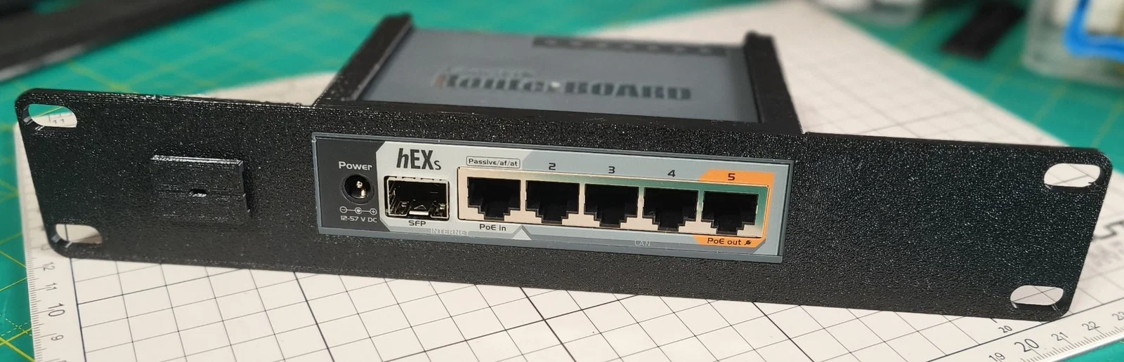 Khung gắn rack 1U 10-inch cho MikroTik hEX S - Image 1