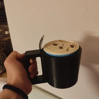 Giá đỡ cốc kem 3D tiện lợi tích hợp khe cắm muỗng