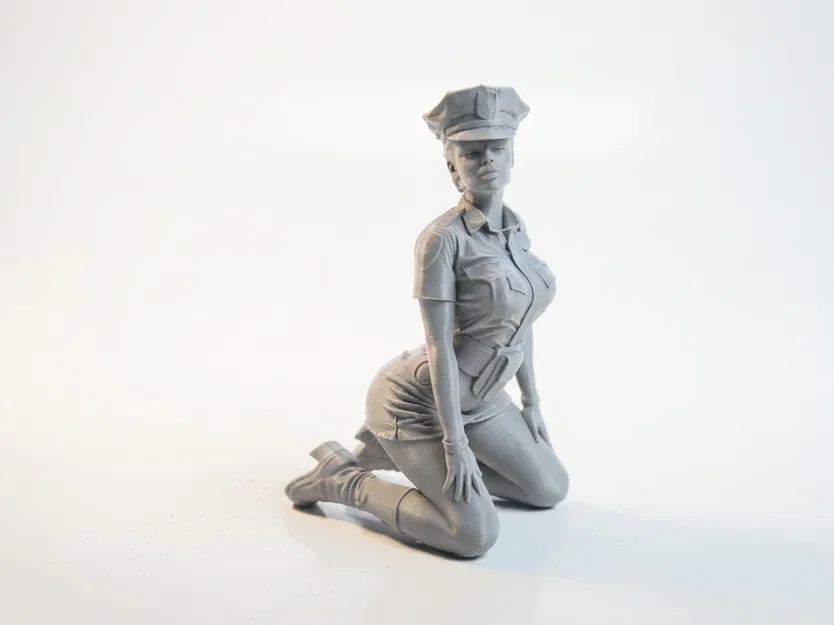 Mô hình sĩ quan cảnh sát quỳ gối 3D in ấn được - Image 1