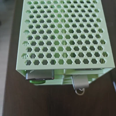Khay Đựng USB Drive — Thiết Kế Lưới Lục Giác Mở Mặt Trước