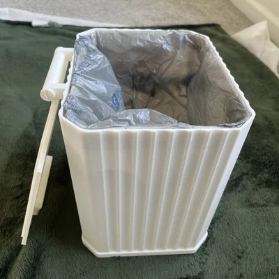 Eco-Bin: Thùng rác thông minh tái sử dụng túi ni lông