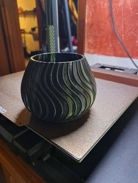 Chậu cây Spiral Ridge với họa tiết đường gân nổi - Image 1