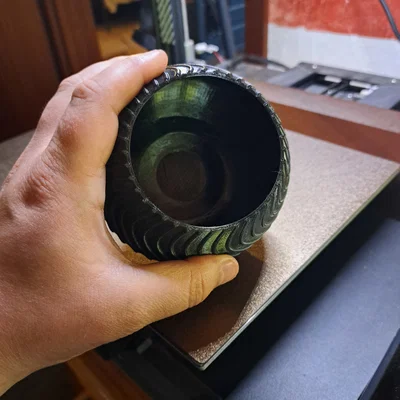 Chậu cây Spiral Ridge với họa tiết đường gân nổi