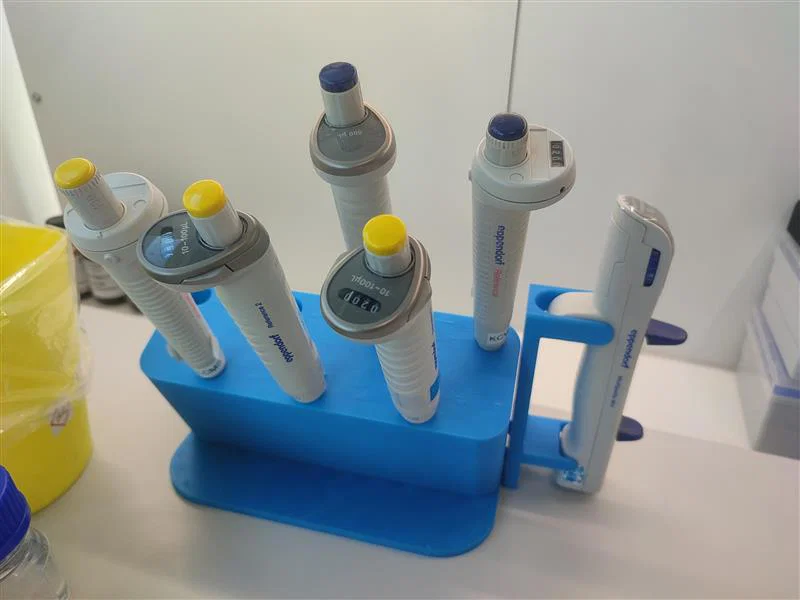 Giá đỡ pipette đa năng - Phù hợp cho mọi loại micropipette - Image 1