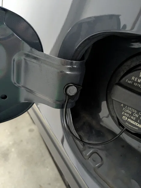 Chốt dây treo nắp bình xăng xe Mazda - Image 1