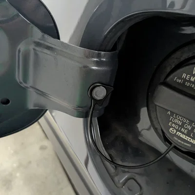 Chốt dây treo nắp bình xăng xe Mazda
