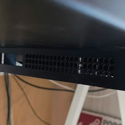 Giá treo laptop dưới bàn với thiết kế thông gió tổ ong và lỗ đi dây