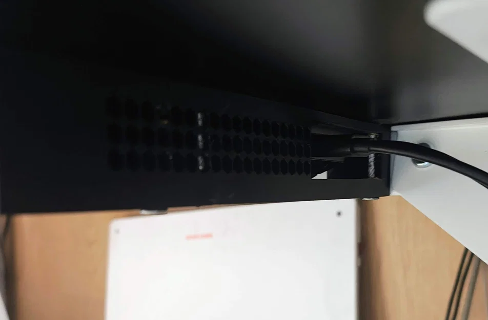 Giá treo laptop dưới bàn với thiết kế thông gió tổ ong và lỗ đi dây - Image 3
