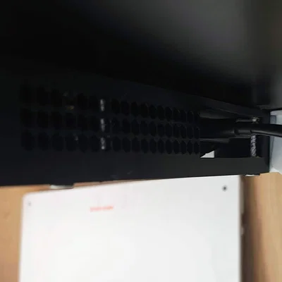 Giá treo laptop dưới bàn với thiết kế thông gió tổ ong và lỗ đi dây