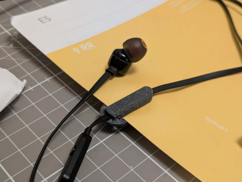 Kẹp cài áo 3D tiện lợi dành cho tai nghe dây dẹt JBL - Image 1