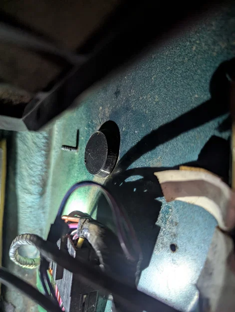 Nút bịt lỗ anten trên thân xe Jeep Cherokee XJ 1995 - Image 1