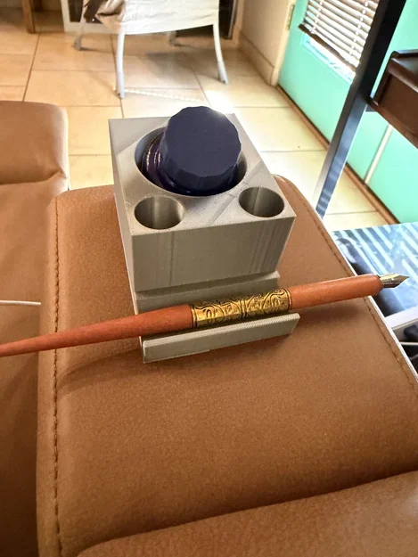 Đế cắm bút máy và giữ lọ mực - Image 1