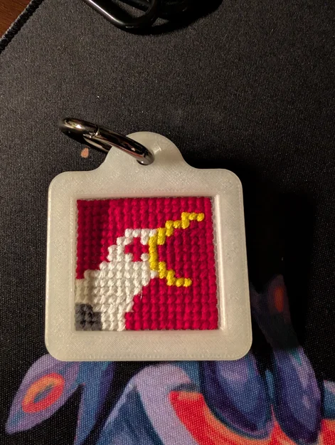Móc khóa khung thêu mini cho tranh thêu chữ thập (Embroidery Keychain) - Image 1