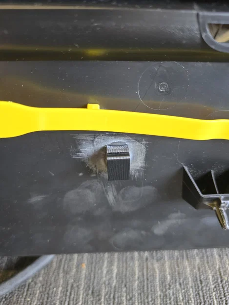 Pat giữ quai nhựa màu vàng cho nắp Frunk/Capo xe Porsche 911 & 981 Cayman Boxster - Image 2