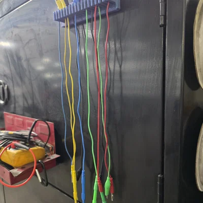 Giá treo dây đo kiểm (Test lead hanger) tích hợp nam châm tiện lợi