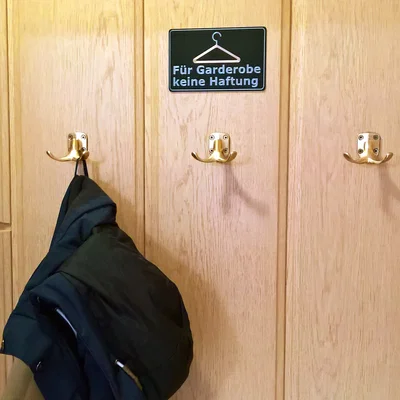 Bảng cảnh báo Für Garderobe keine Haftung