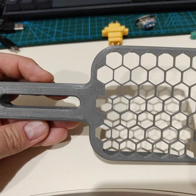 Xẻng hốt phân mèo thiết kế lưới lục giác in 3D tiện lợi