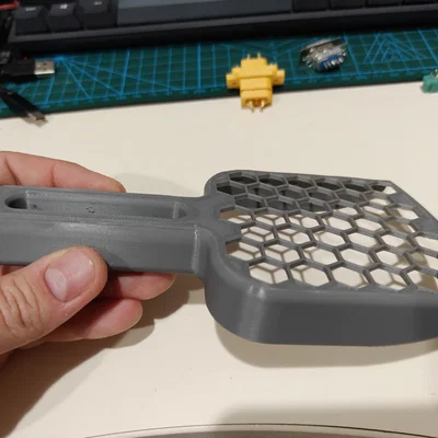 Xẻng hốt phân mèo thiết kế lưới lục giác in 3D tiện lợi