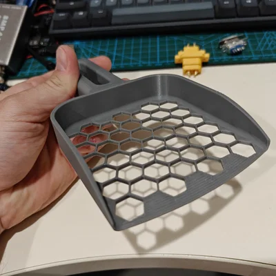 Xẻng hốt phân mèo thiết kế lưới lục giác in 3D tiện lợi