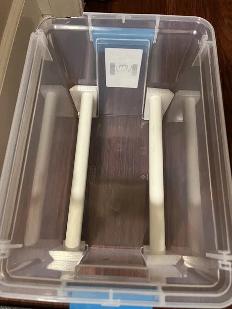 Giá đỡ cuộn nhựa cho hộp Sterilite 20Qt - dùng ống PVC 3/4 inch kèm giá gắn ẩm kế - Image 2