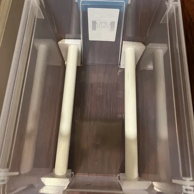 Giá đỡ cuộn nhựa cho hộp Sterilite 20Qt - dùng ống PVC 3/4 inch kèm giá gắn ẩm kế
