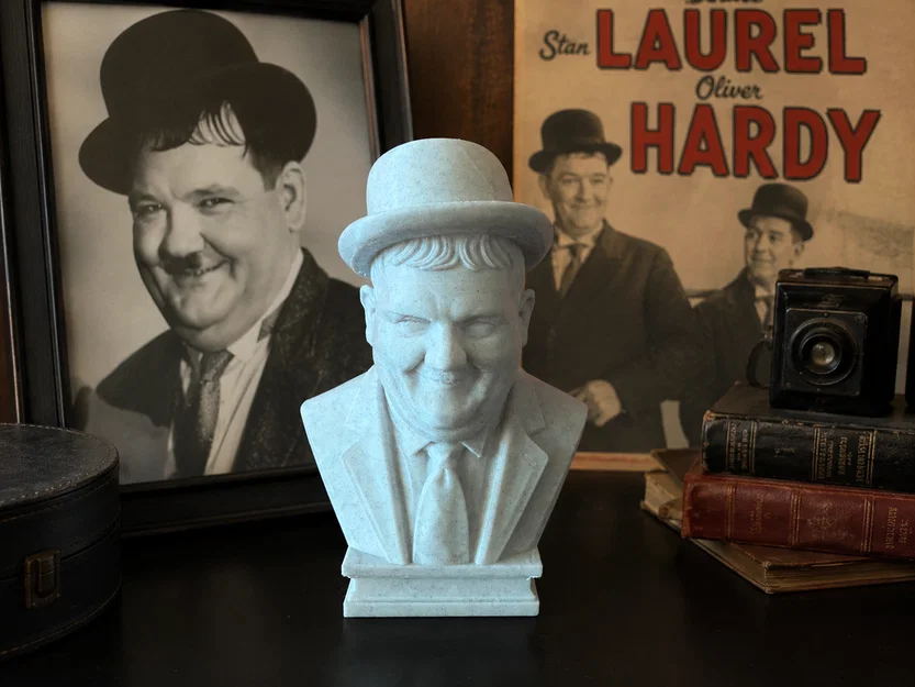 Tượng bán thân Oliver Hardy - Image 1