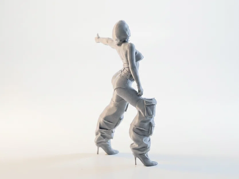 Mô hình 3D Tượng Nữ Nhân Vật Trùm Mũ (Hooded Figure Statue) - Image 3