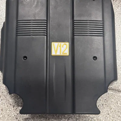 Logo V12 Toyota Century cho nắp động cơ
