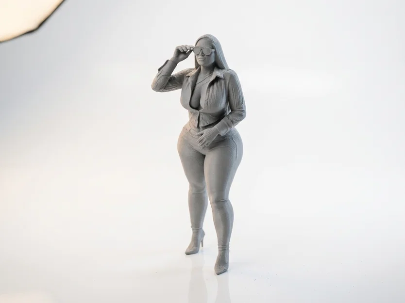 Mô hình 3D Figurine Phụ nữ quyến rũ đeo kính râm - Image 1