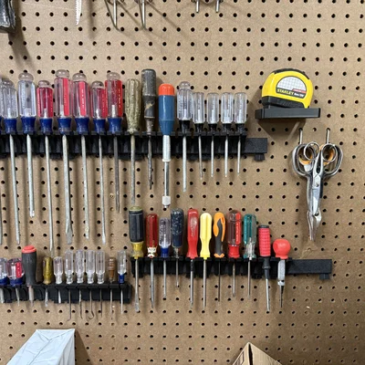 Thanh ray Peglock với nhiều khe cắm cho giá treo tua vít Pegboard