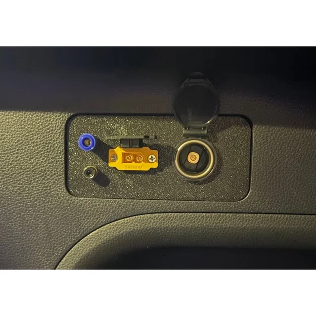 Ốp Bảng Điều Khiển Cốp Xe RAV4 - Image 1