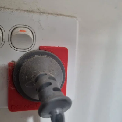 Thẻ cảnh báo KHÔNG ĐƯỢC RÚT PHÍCH CẮM cho chuẩn AS/NZS 3112