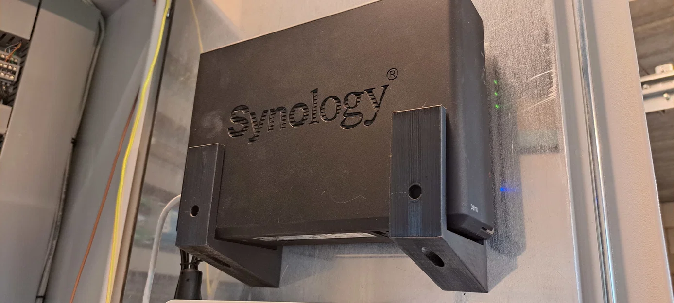 Giá treo tường tối ưu không gian cho Synology DS118 - Image 1